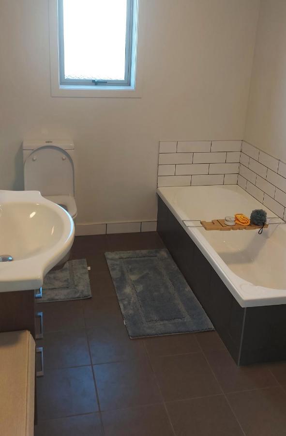 Cozy, New, Private 3 Bedroom Home Hamilton Ngoại thất bức ảnh